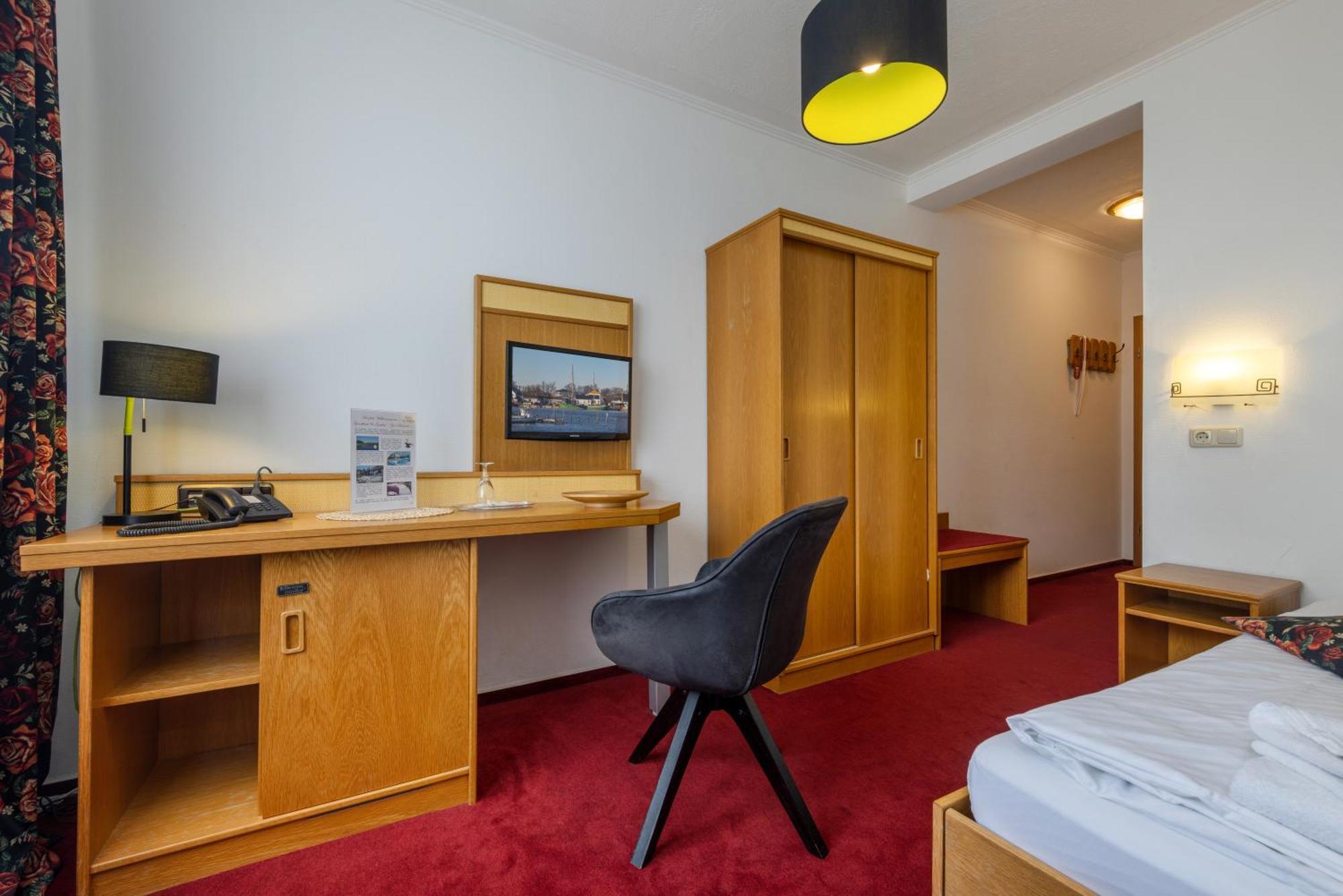 Landhotel Zur Schmiede Gohren-Lebbin Bagian luar foto