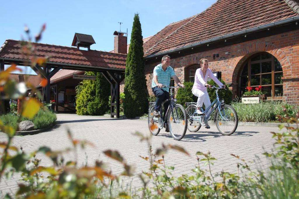 Landhotel Zur Schmiede Gohren-Lebbin Bagian luar foto